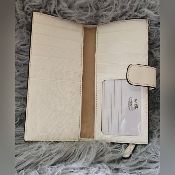 Coach Ivory Patent Leather wallet, bifold, snap closure with Stud detail - Picture 6 of 8